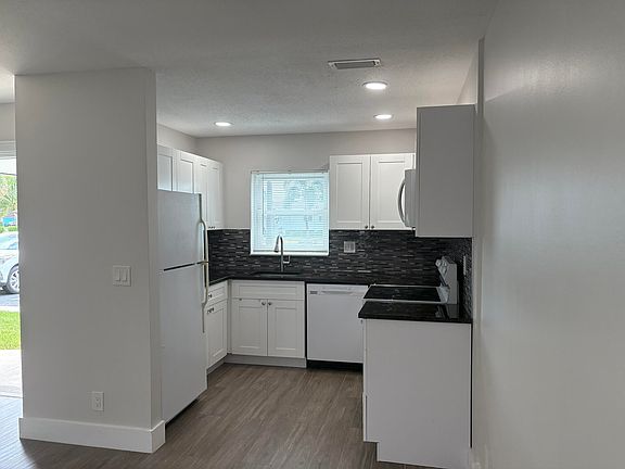 5th image of 2930 Crosley Dr E APT J