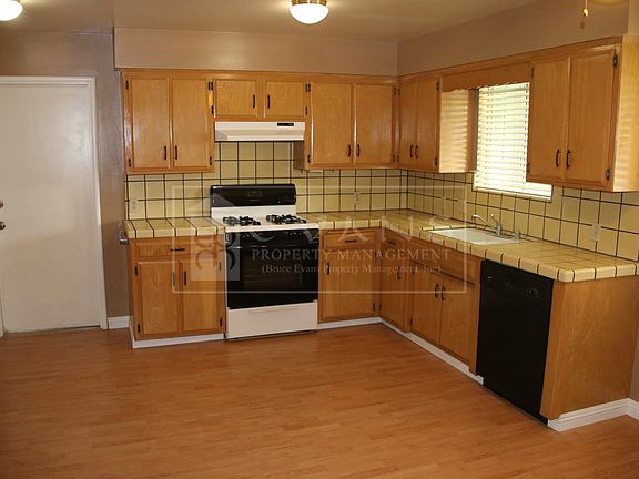3rd image of 2147 S Oak Park St