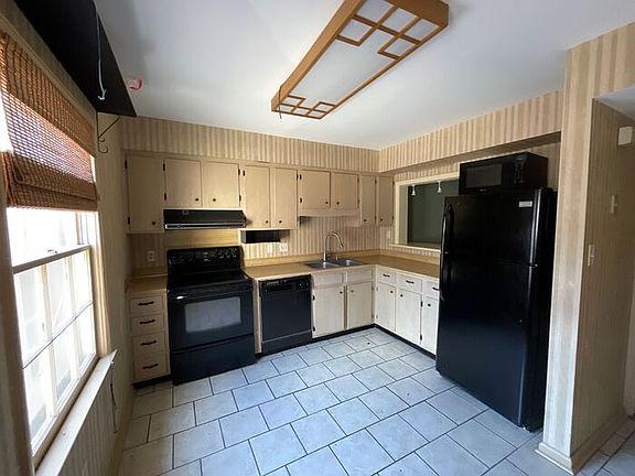 4th image of 4742 Old Lantern Way
