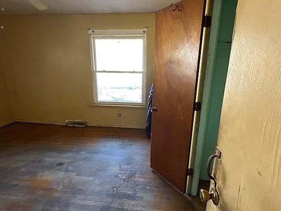 5th image of 801 Dobson Dr