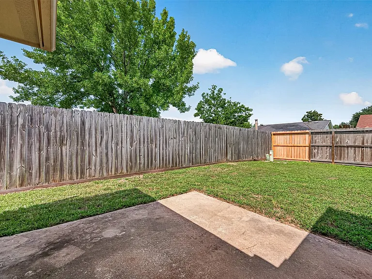 7407 Cortes Dr — Photo 30