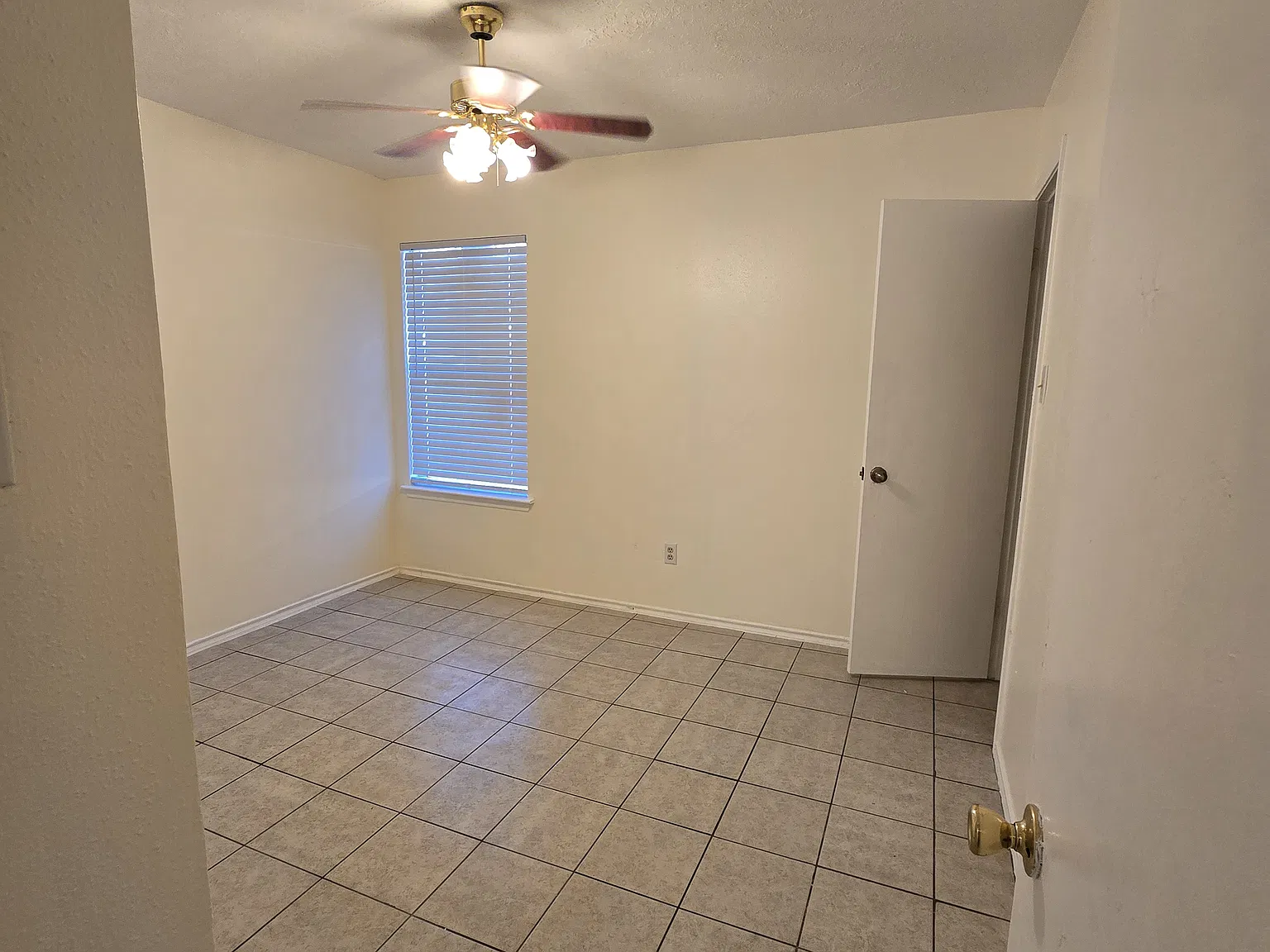 3 bed, 1400 sqft, $1,700 — Photo 4