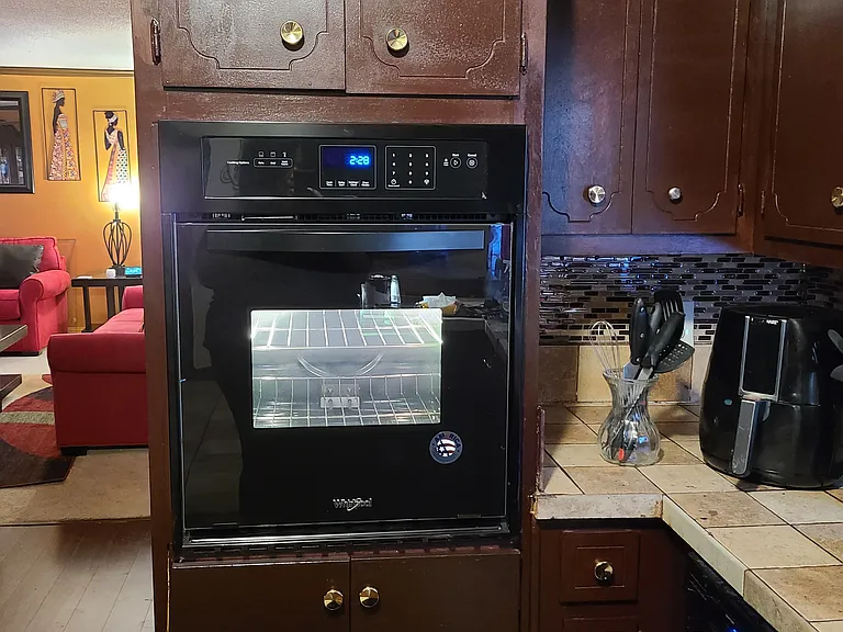Fully equipped kitchen with kitchenette area, Alexa Assistant for controlling smart home & 50 inch smart TV.