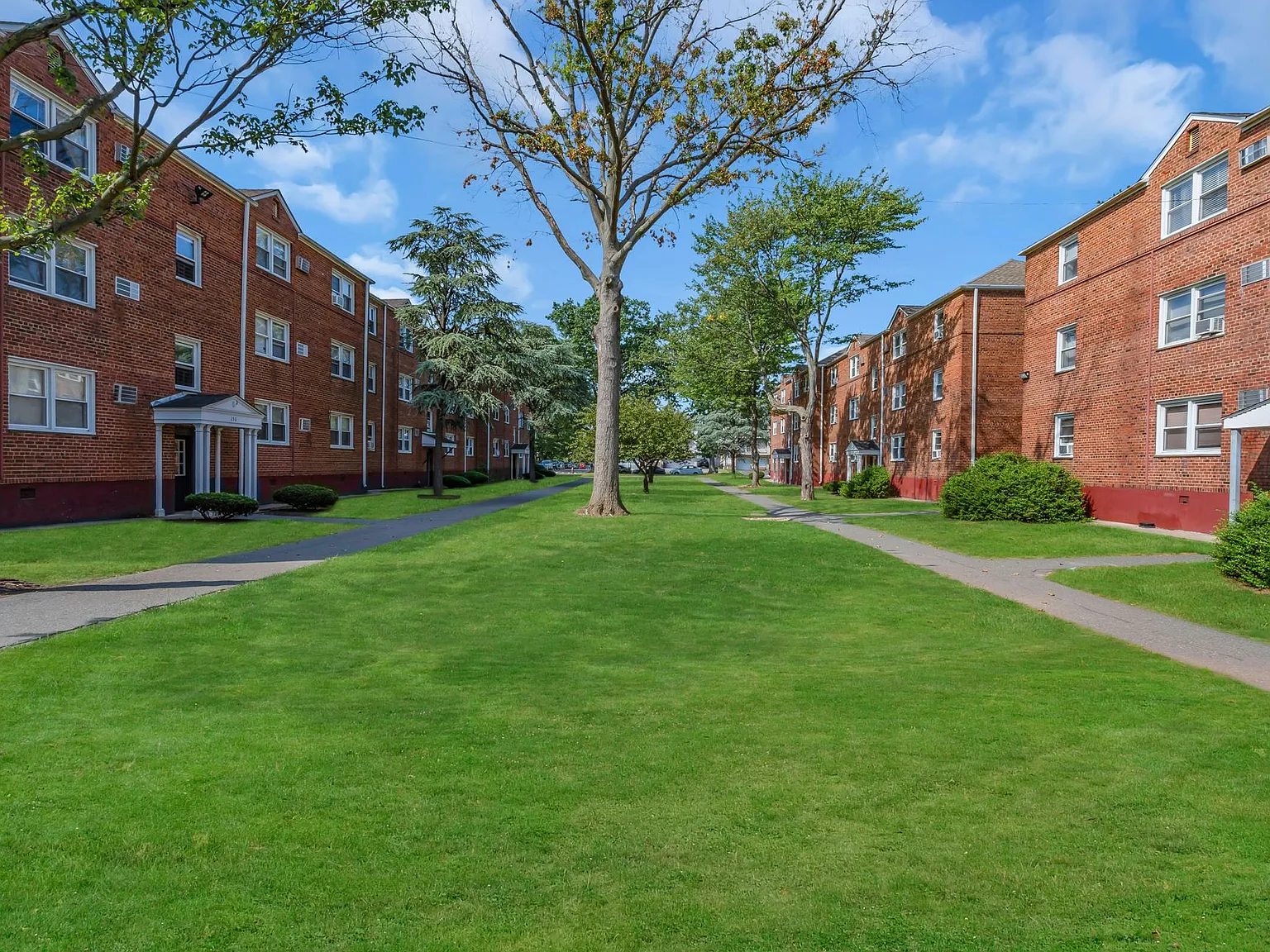Chilton Hall Apartments — Photo 1
