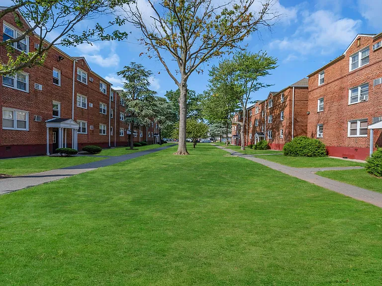 Chilton Hall Apartments — Photo 1