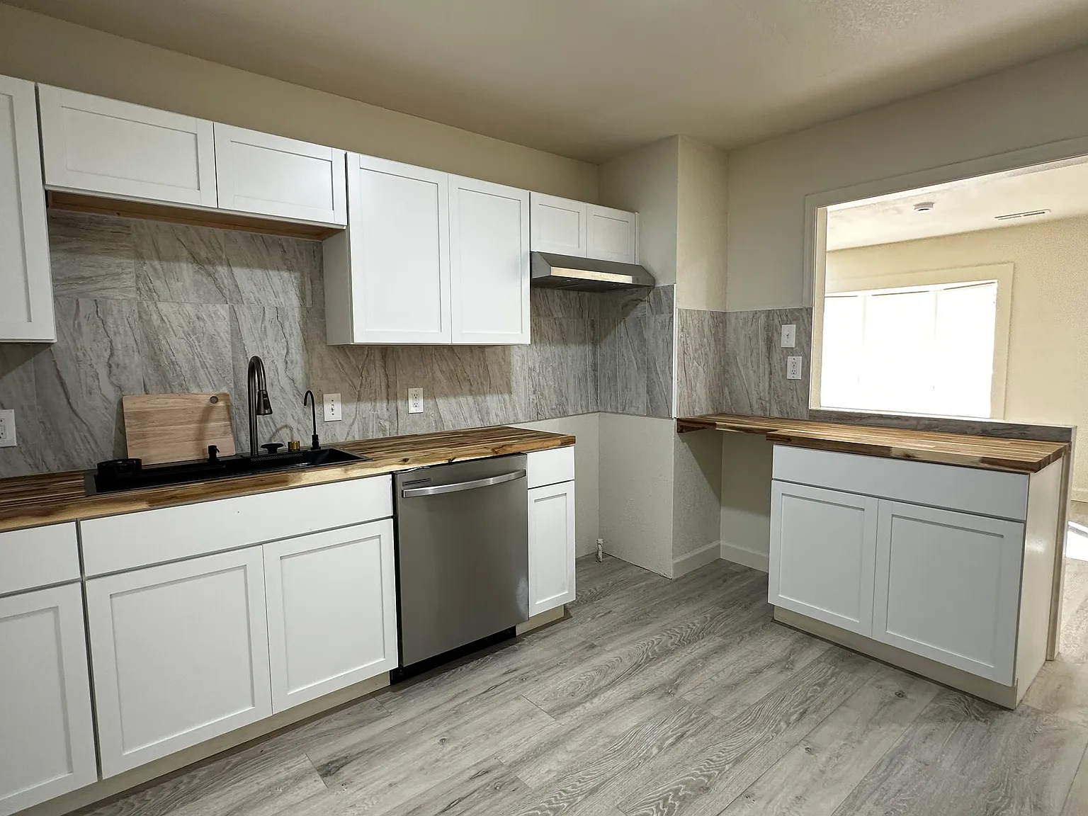 2726 S Mosley Ave — Photo 4