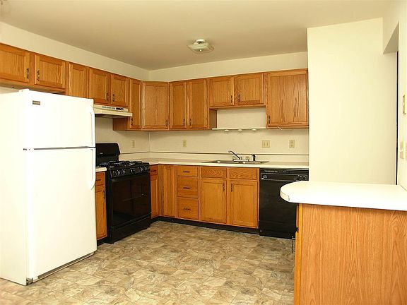 3rd image of 44 Glenbrook Ct