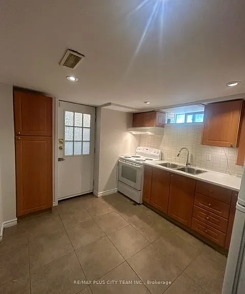 686 Sammon Ave #BASEMENT — Photo 6