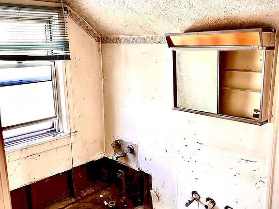 5th image of 119 Wallace St