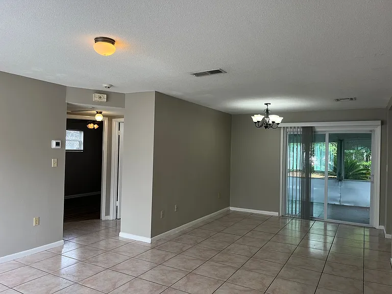 917 S Alder Ave — Photo 3