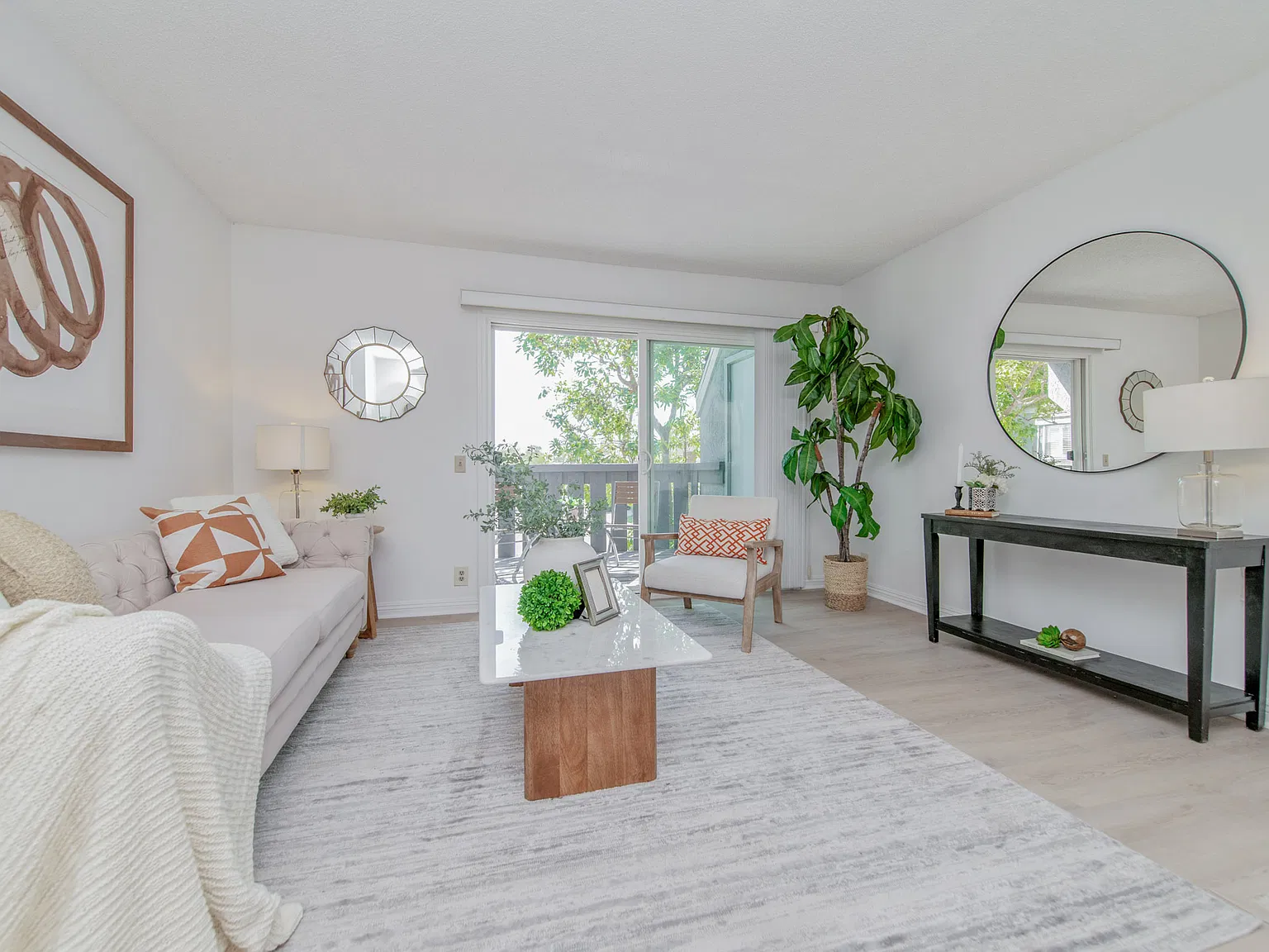3 bed, 1084 sqft, $3,800 — Photo 2
