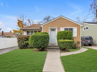 7-32 128th St, College Point, NY 11356