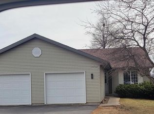 909 Berkley Blvd, Baraboo, WI 53913