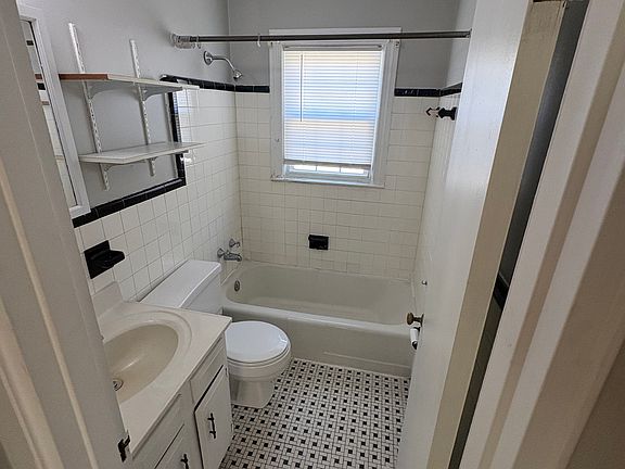 4th image of 4705 Bellevue Ave #B