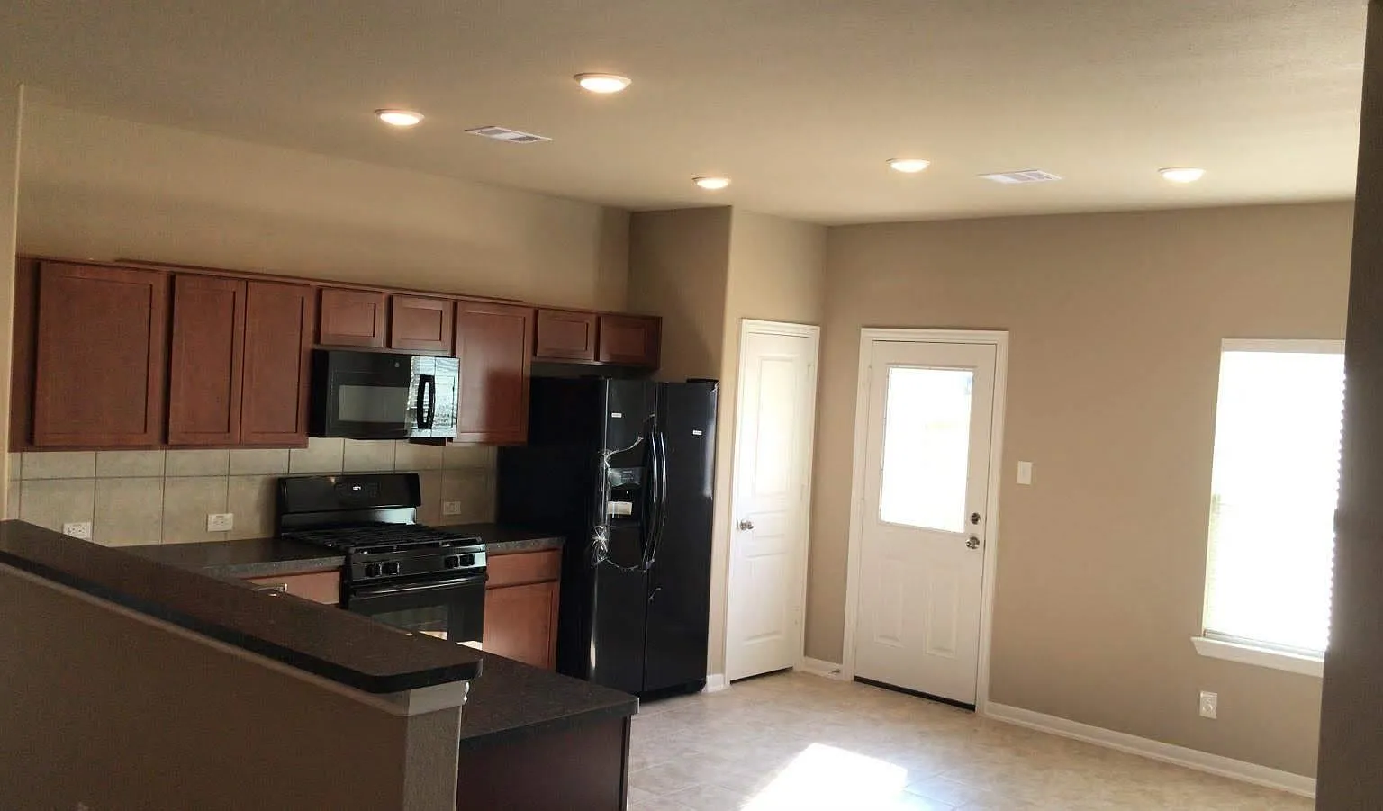 3 bed, 1634 sqft, $2,100 — Photo 3