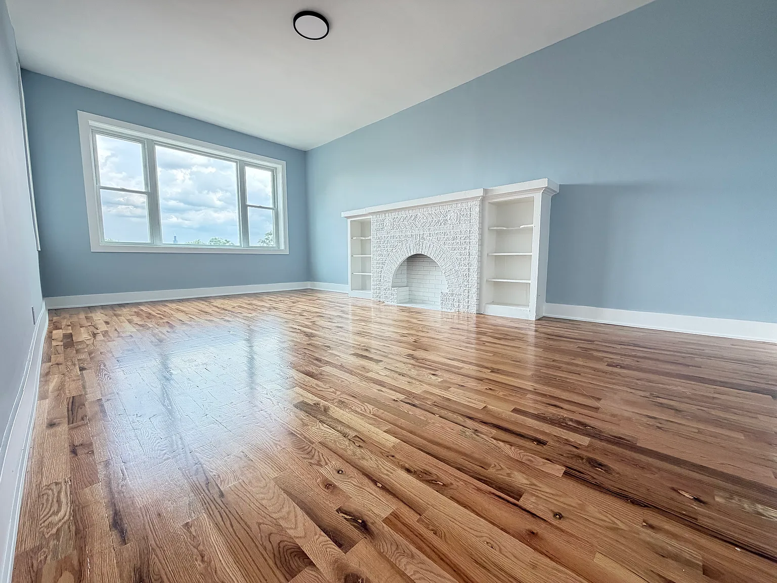 3 bed, 1100 sqft, $1,900 — Photo 3