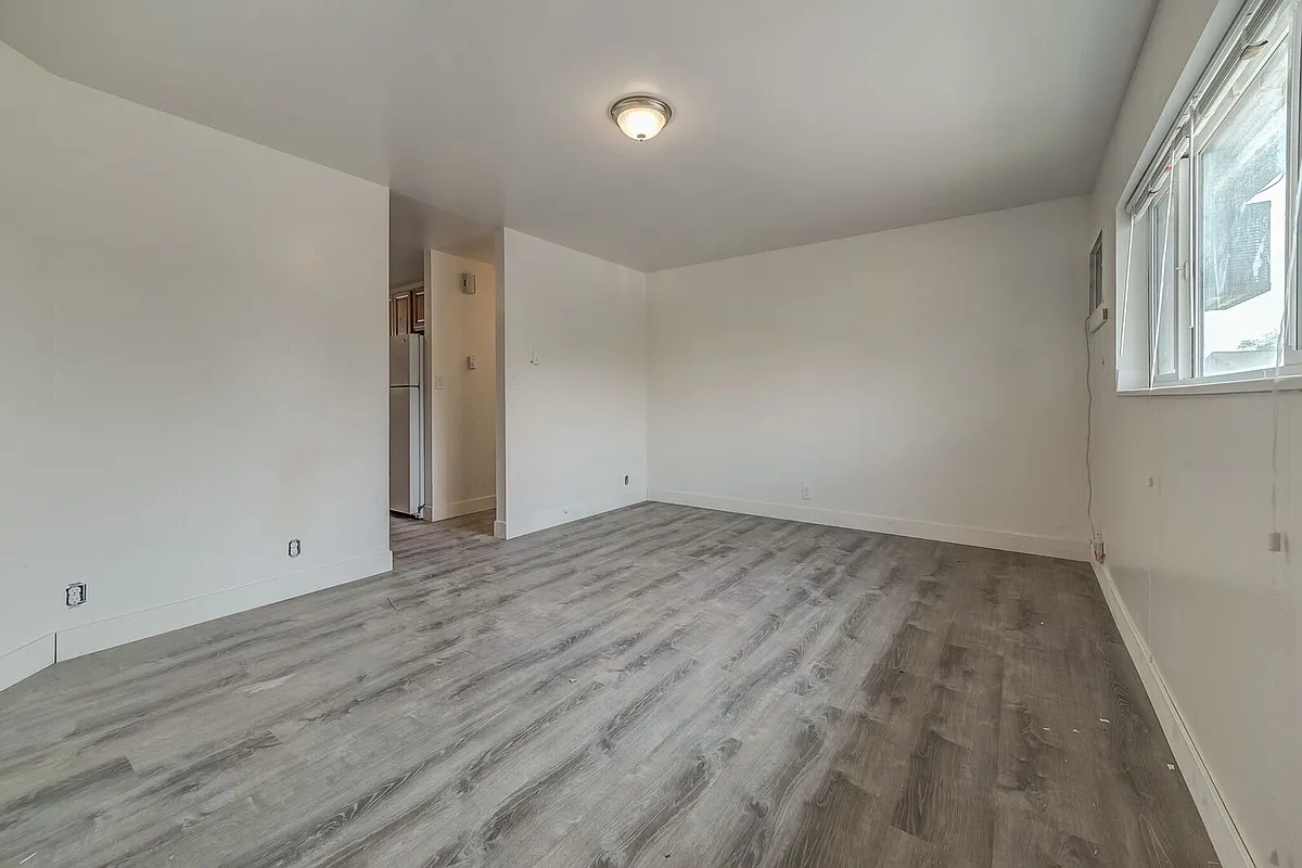 Building Photo - 706 S 880 W