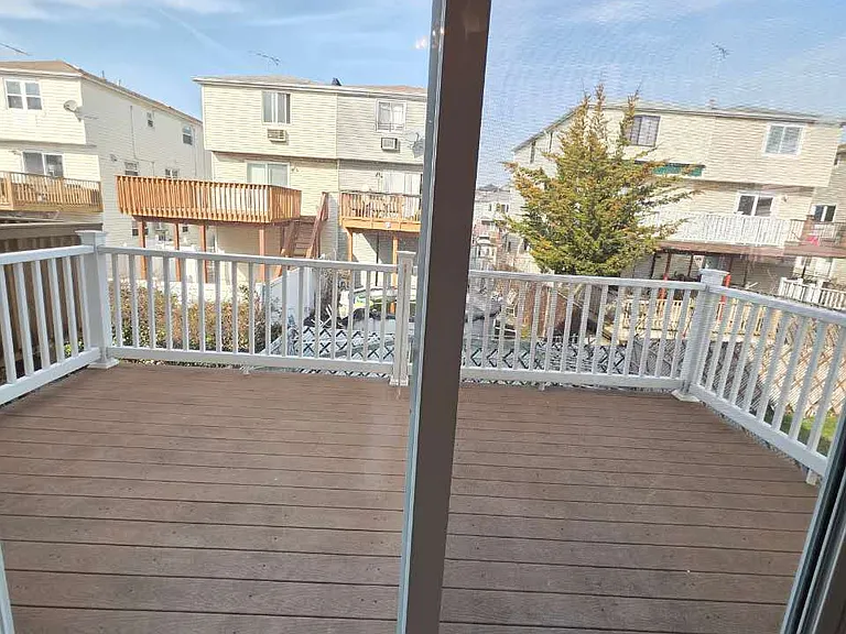 Travis Ave — Photo 16