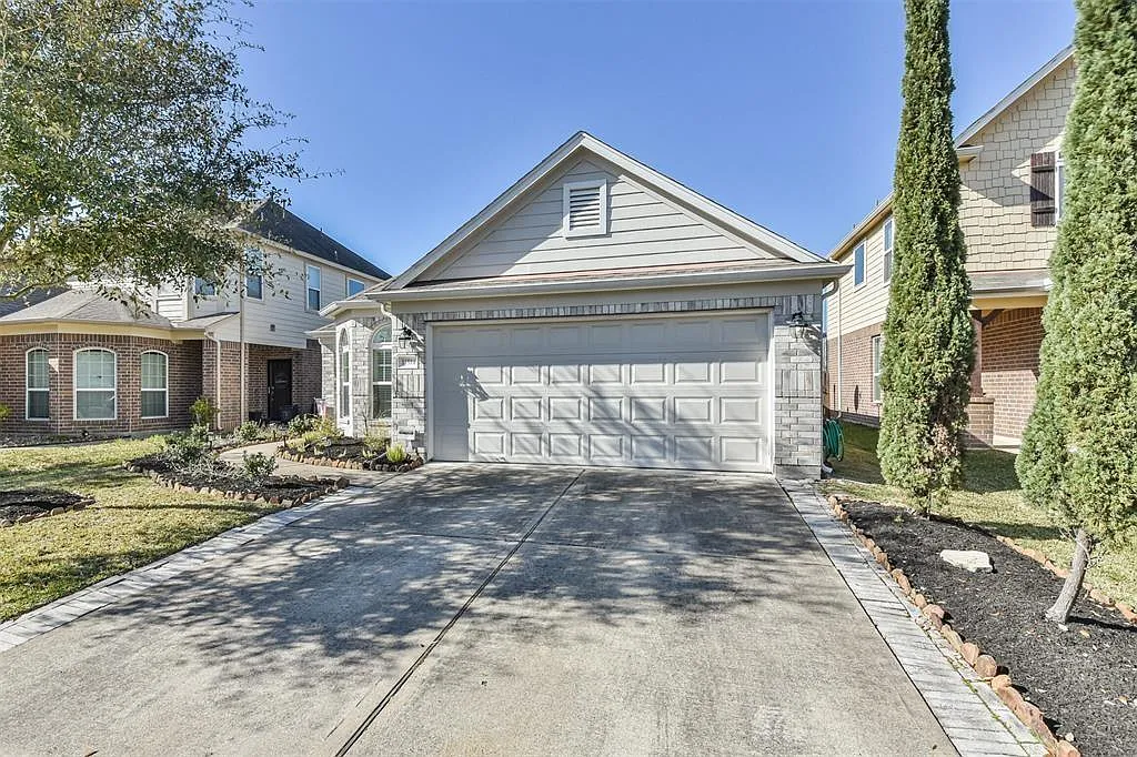 3 bed, 2.0 bath, 1804 sqft, $2,100 — Photo 2