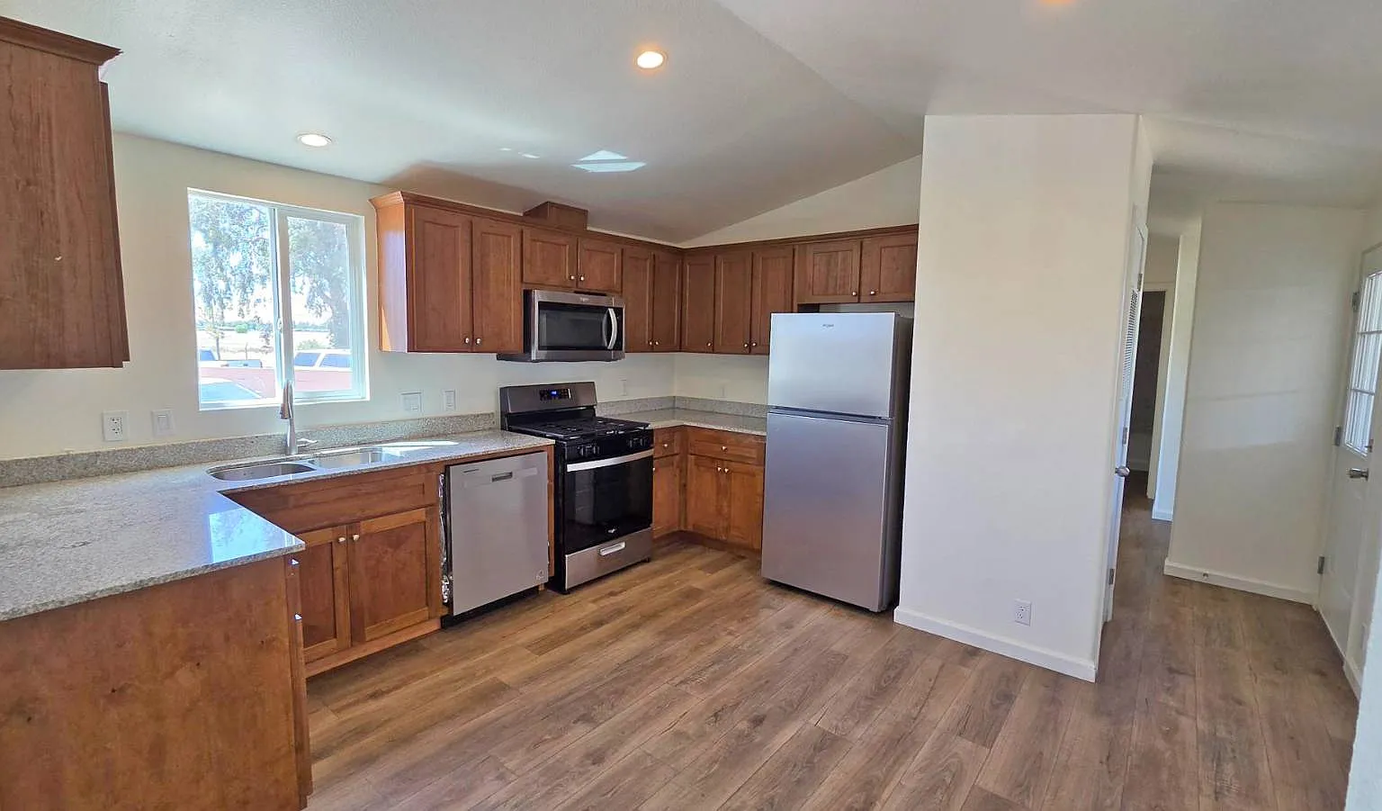 3 bed, 2.0 bath, 730 sqft, $1,250 — Photo 2