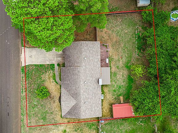 3rd image of 2207 Pinecrest Dr