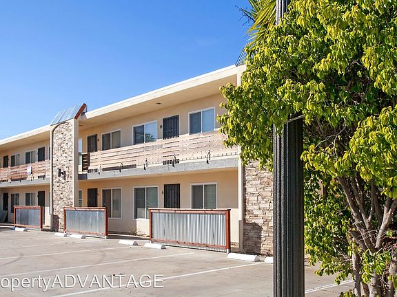 3rd image of 4405 Menlo Ave