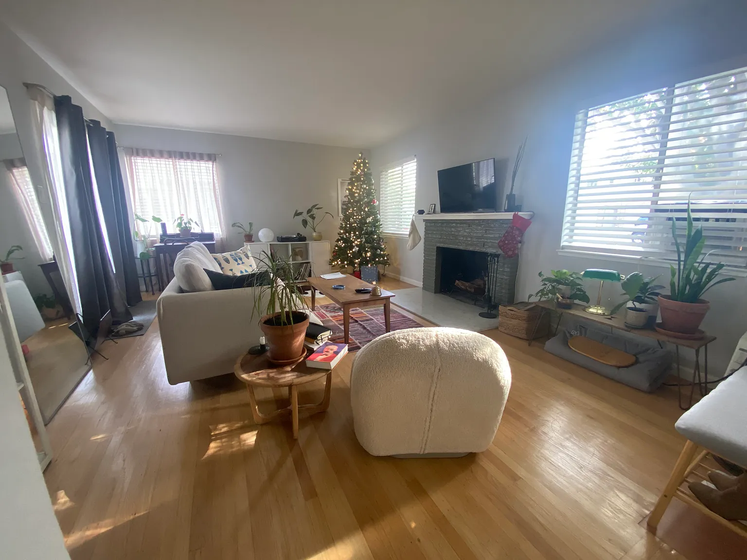 2 bed, 907 sqft, $3,800 — Photo 2