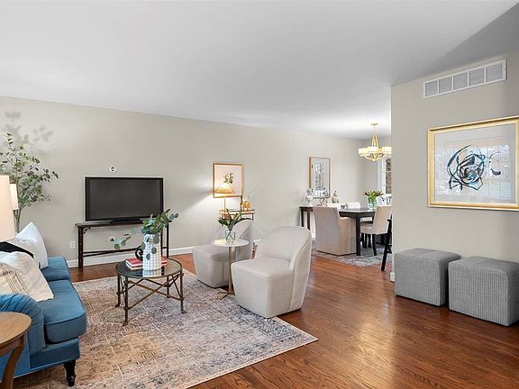 5th image of 608 Villa Gardens Dr