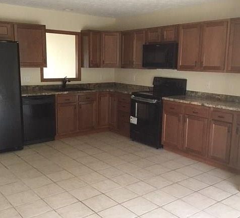 3rd image of 119 Brushwood Dr