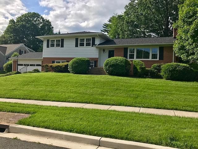 1st image of 906 Fairway Dr NE