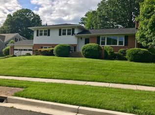 906 Fairway Dr NE, Vienna, VA 22180