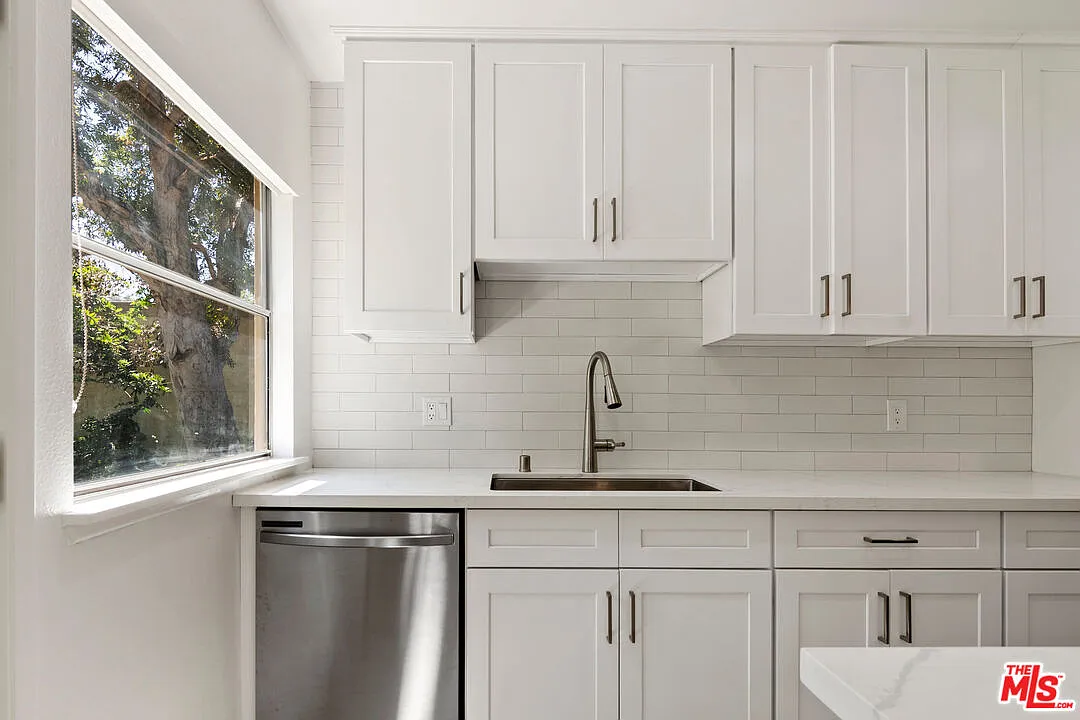2 bed, 2.0 bath, 867 sqft, $3,800 — Photo 3