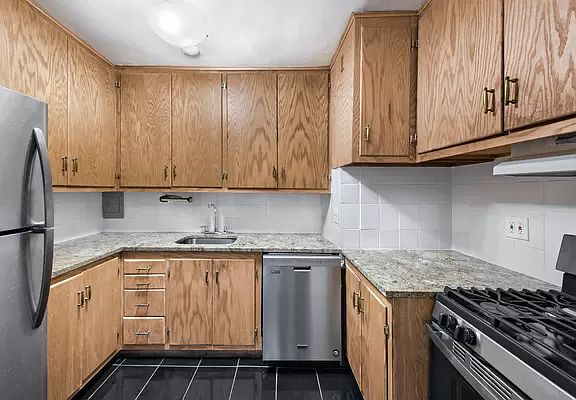 3rd image of 17 W 82nd St #1