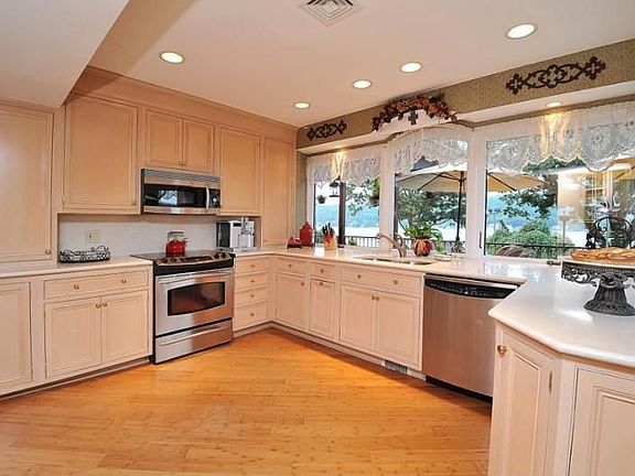 Kitchen enhanced with Stainless Steele Appliances