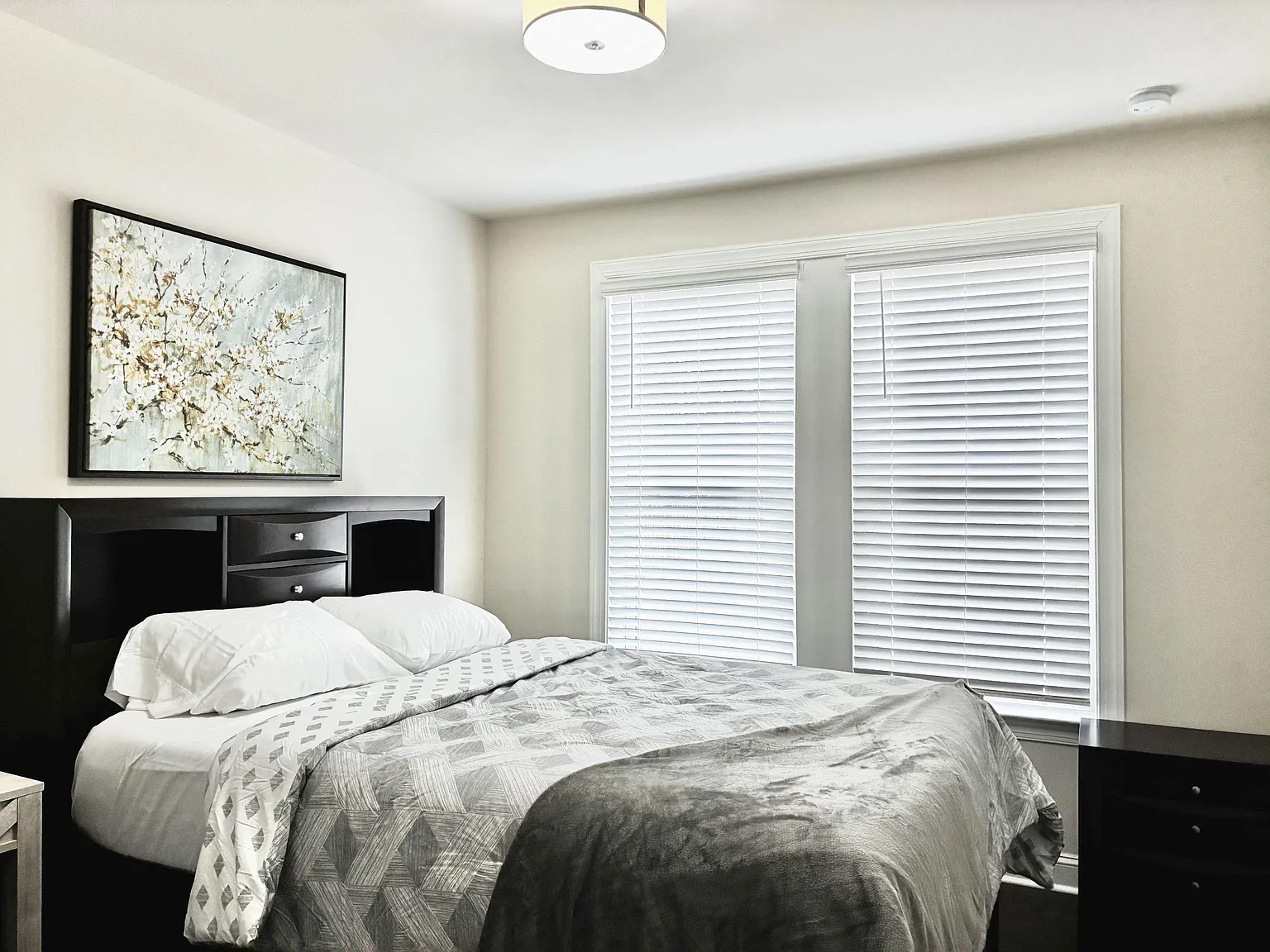 2 bed, 2.0 bath, 3231 sqft, $1,594 — Photo 1