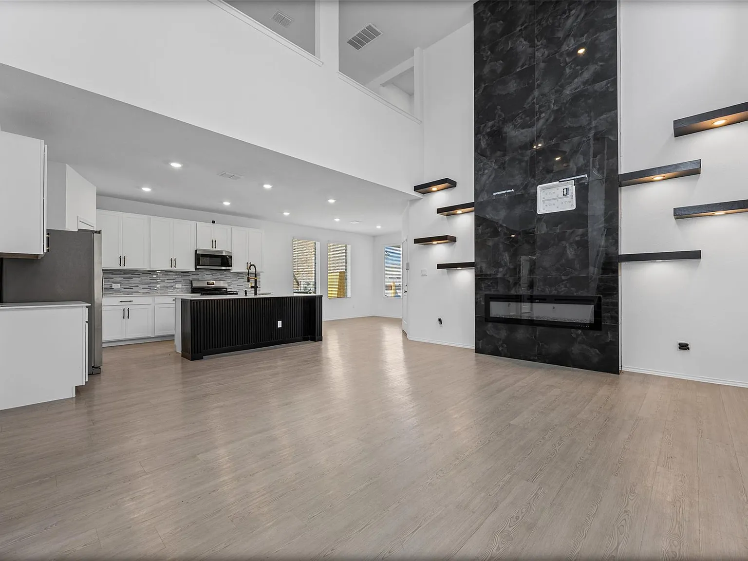 4 bed, 3.0 bath, 2472 sqft, $2,675 — Photo 3