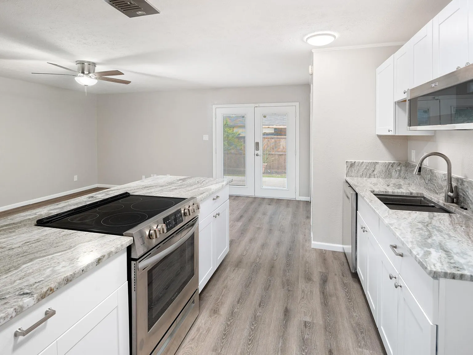 3 bed, 1277 sqft, $2,100 — Photo 1