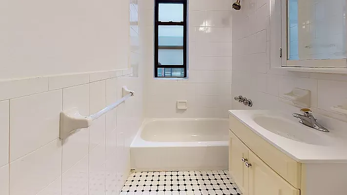 Rented by Manhattan Realty Group | media 15