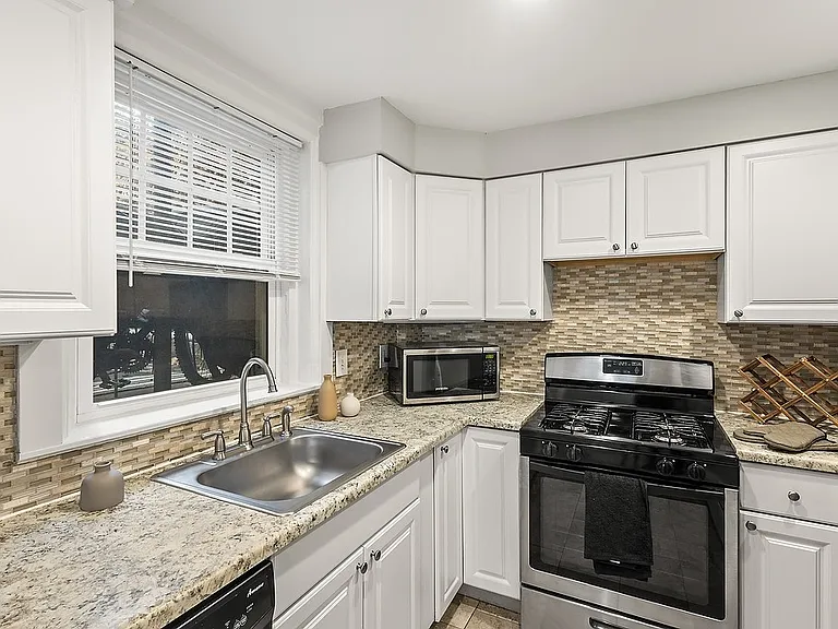 1236 N Pearl St — Photo 26