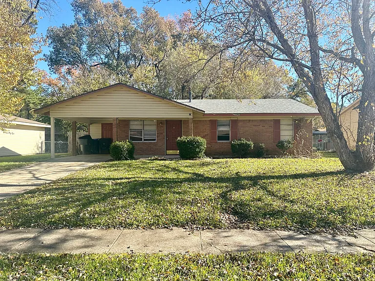 7913 Woodfield Dr — Photo 1