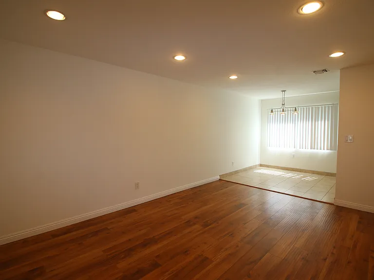 Nordhoff Apartments — Photo 15