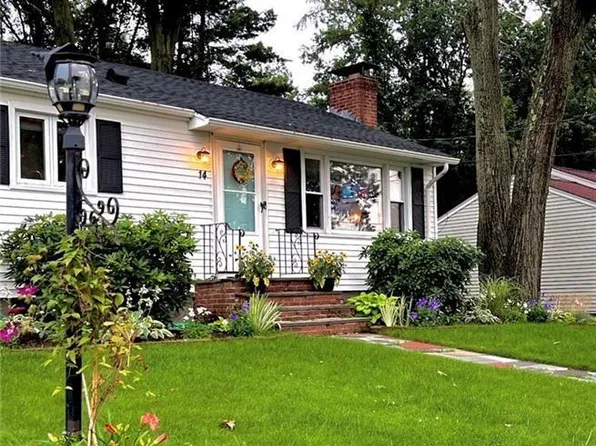 14 Woodhill Dr, Cranston, RI 02920
