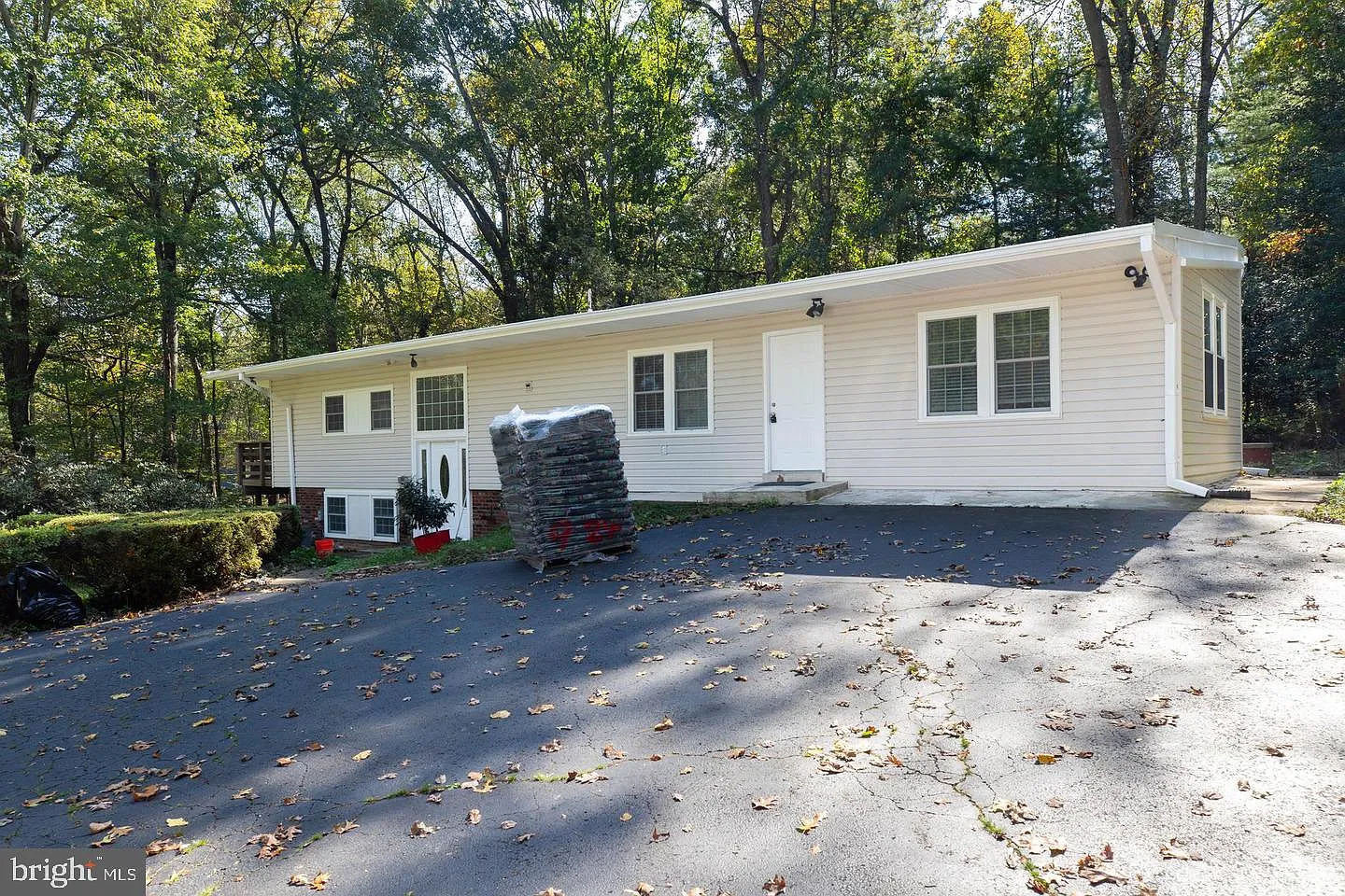 3 bed, 2.0 bath, 2352 sqft, $3,900 — Photo 1