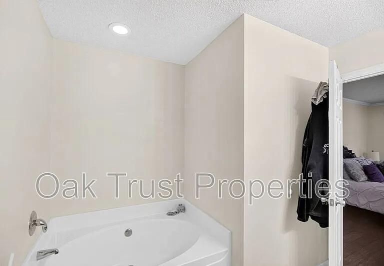 137 Venice St — Photo 22