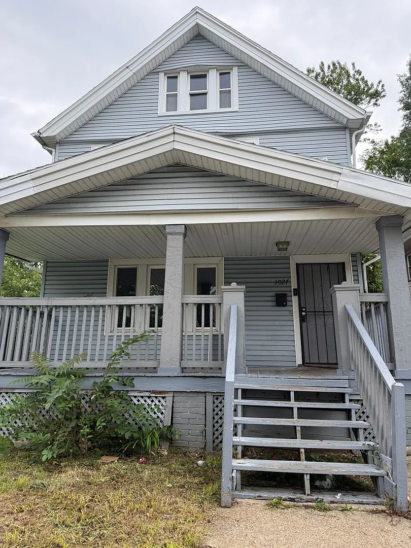 3bd Single S. Collinwood Vouchers/Cash Pay — Photo 1