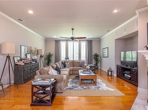 Living Room features surround sound and dual fireplace