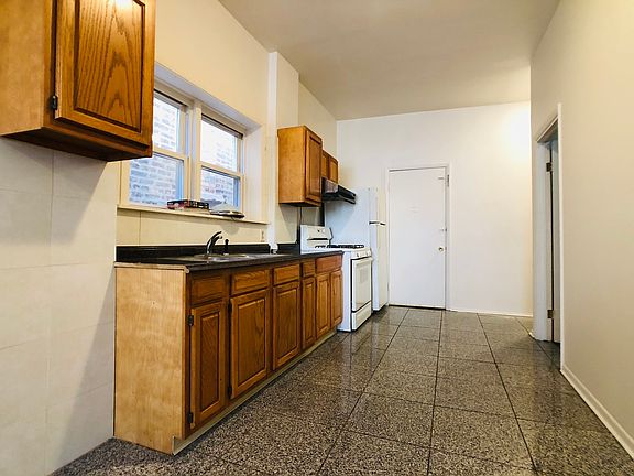 3rd image of 3024 S Poplar Ave #1F