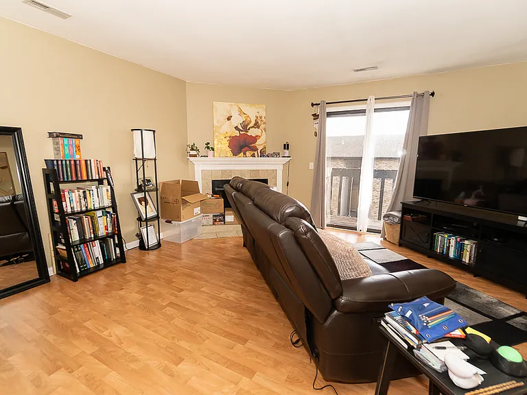 381 S Collins St #B — Photo 4