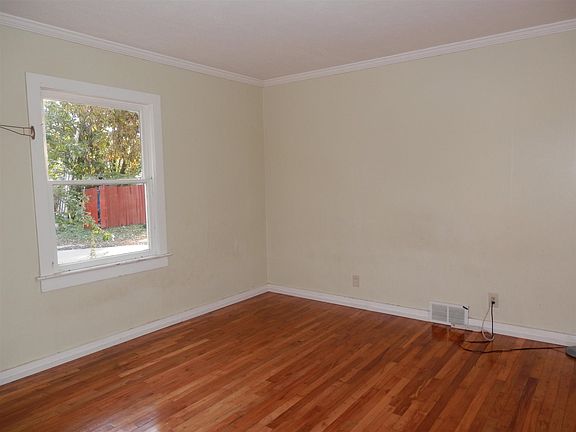 3rd image of 401 Lawrence Ave