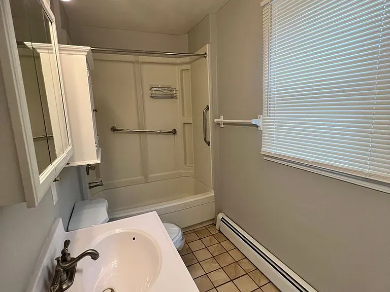 224 E Commercial St — Photo 13